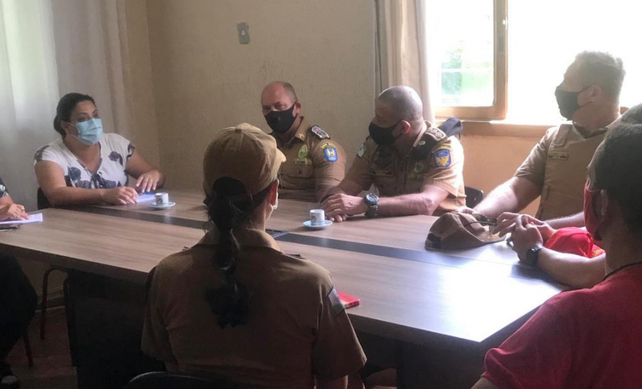 População de Guaraqueçaba afetada pelos alagamentos recebe ajuda da Polícia Militar