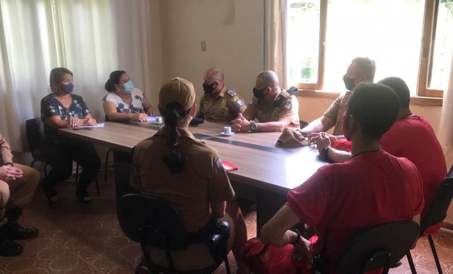 População de Guaraqueçaba afetada pelos alagamentos recebe ajuda da Polícia Militar