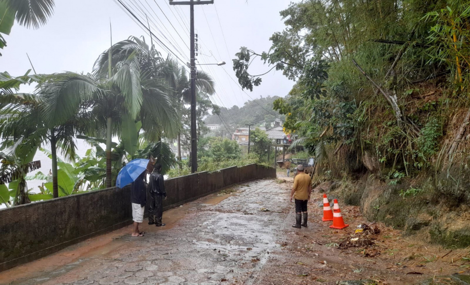 População de Guaraqueçaba afetada pelos alagamentos recebe ajuda da Polícia Militar