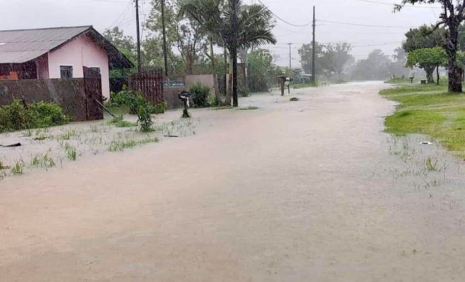 População de Guaraqueçaba afetada pelos alagamentos recebe ajuda da Polícia Militar