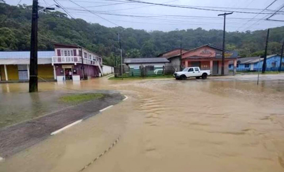 População de Guaraqueçaba afetada pelos alagamentos recebe ajuda da Polícia Militar