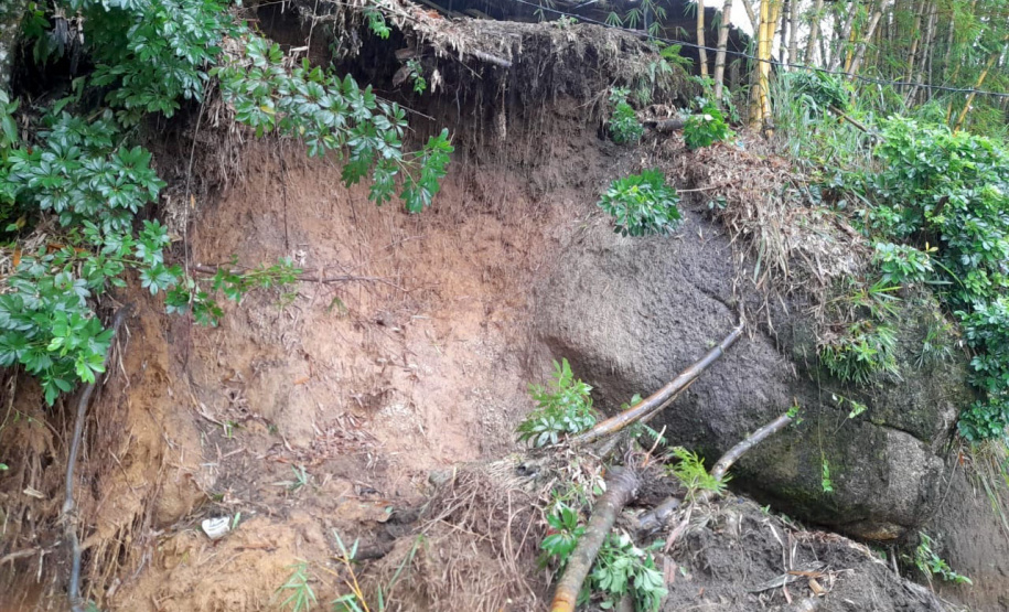 População de Guaraqueçaba afetada pelos alagamentos recebe ajuda da Polícia Militar