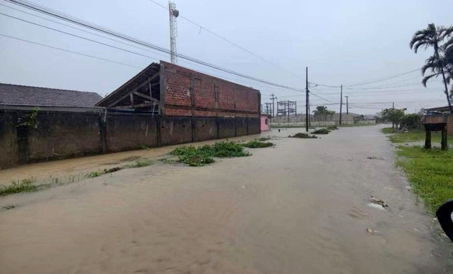 População de Guaraqueçaba afetada pelos alagamentos recebe ajuda da Polícia Militar