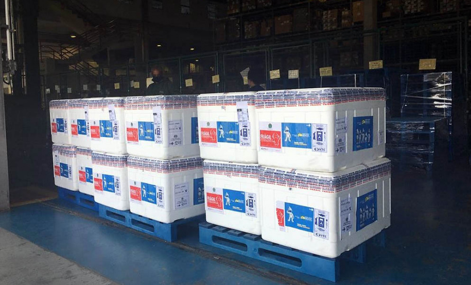 Mais 450 mil vacinas chegam ao Paraná e outras 354 mil ainda são aguardadas