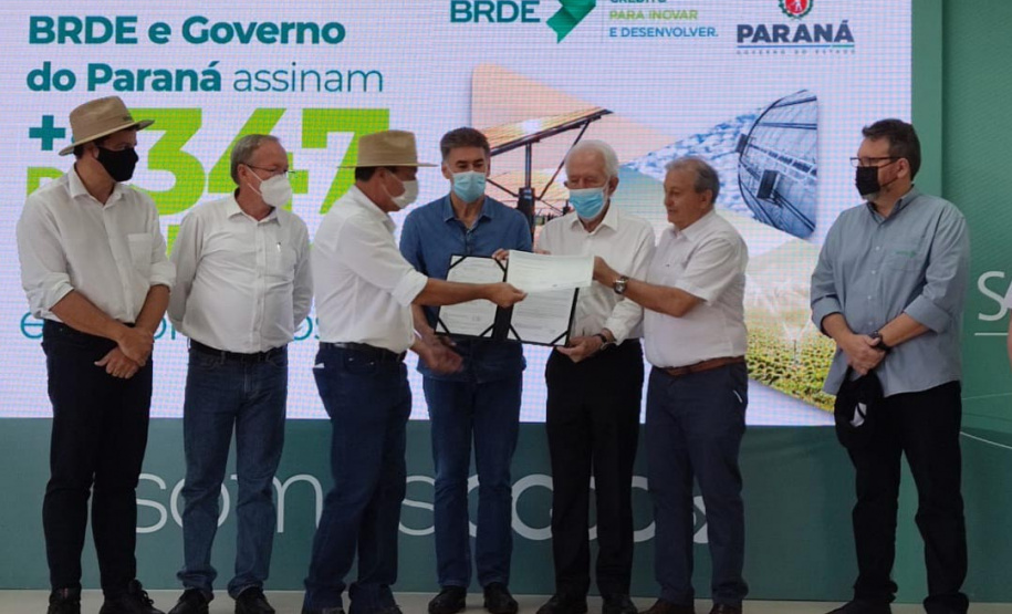 Em ato no Show Rural, IAT entrega Licença de Instalação da ampliação da unidade da Coopavel
