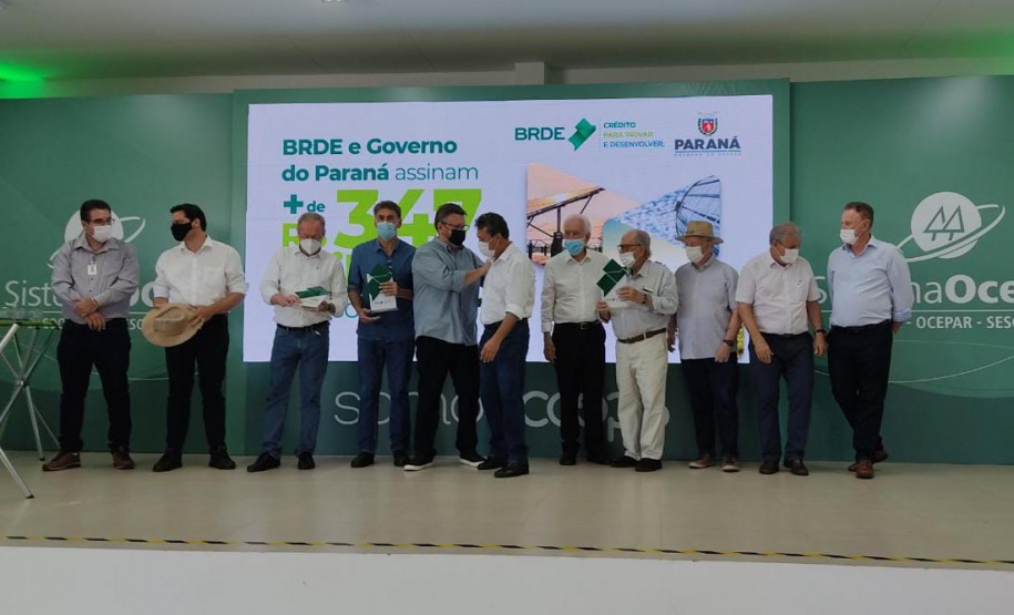 Em ato no Show Rural, IAT entrega Licença de Instalação da ampliação da unidade da Coopavel