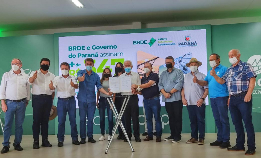 Em ato no Show Rural, IAT entrega Licença de Instalação da ampliação da unidade da Coopavel