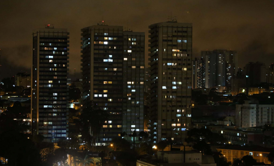 1,25 milhão de paranaenses alcançam meta de economia de energia e recebem bônus na conta de luz
