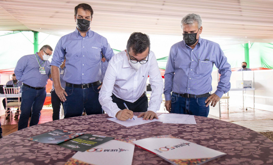 Estadual de Maringá e Cocari firmam convênio de parceria de estágio