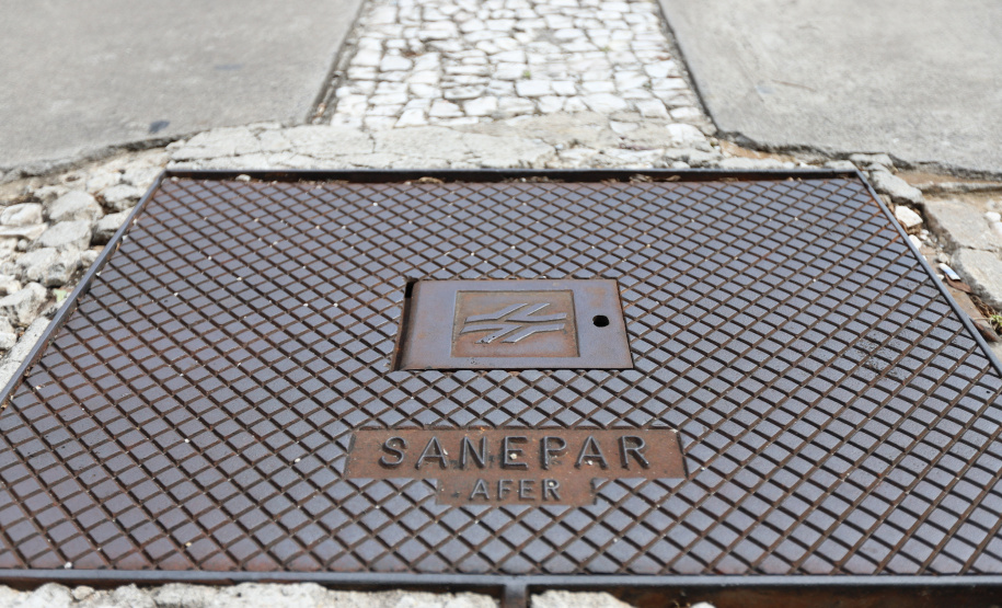 Sanepar alerta população para risco de abrir tampas de rede de esgoto