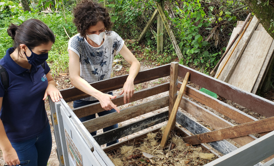 Aula prática de compostagem na Ilha do Mel