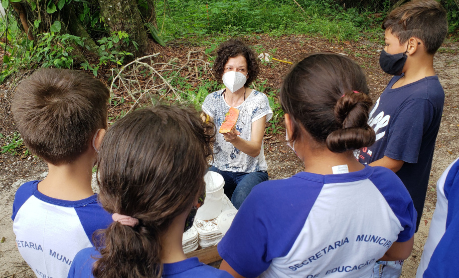 Aula prática de compostagem na Ilha do Mel