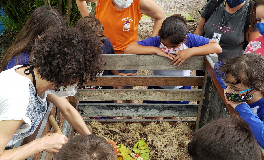 Aula prática de compostagem na Ilha do Mel
