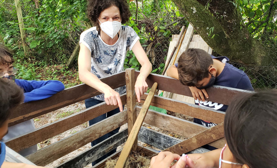 Aula prática de compostagem na Ilha do Mel
