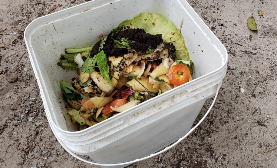 Aula prática de compostagem na Ilha do Mel