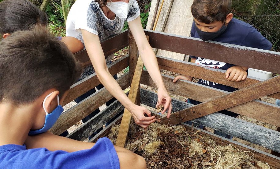 Aula prática de compostagem na Ilha do Mel