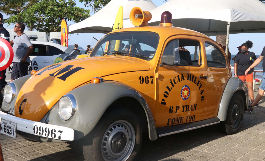 PM leva diversão às praias com exposição de viaturas e pintura de rosto para crianças durante o Carnaval