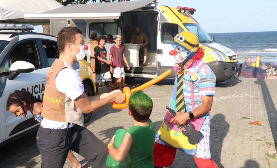 PM leva diversão às praias com exposição de viaturas e pintura de rosto para crianças durante o Carnaval