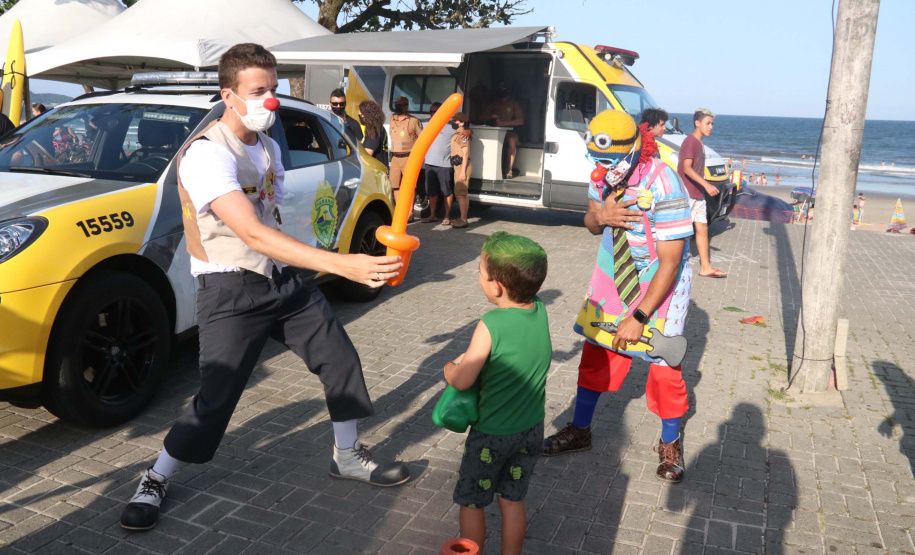 PM leva diversão às praias com exposição de viaturas e pintura de rosto para crianças durante o Carnaval