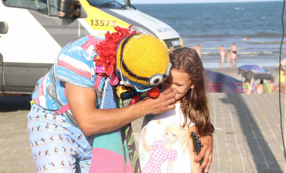 PM leva diversão às praias com exposição de viaturas e pintura de rosto para crianças durante o Carnaval
