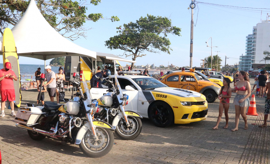 PM leva diversão às praias com exposição de viaturas e pintura de rosto para crianças durante o Carnaval