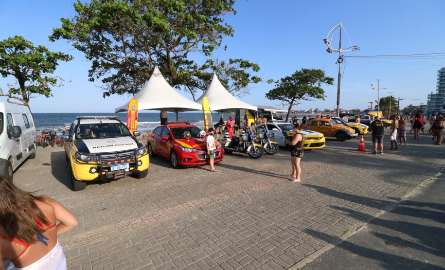 PM leva diversão às praias com exposição de viaturas e pintura de rosto para crianças durante o Carnaval