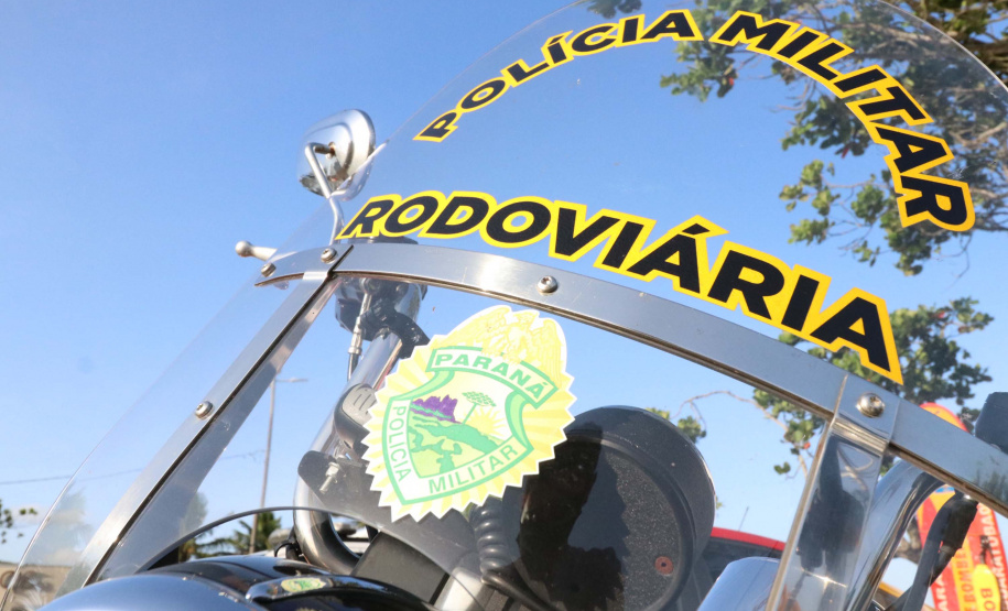 PM leva diversão às praias com exposição de viaturas e pintura de rosto para crianças durante o Carnaval