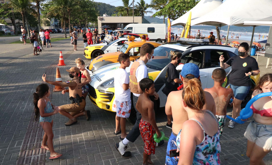 PM leva diversão às praias com exposição de viaturas e pintura de rosto para crianças durante o Carnaval