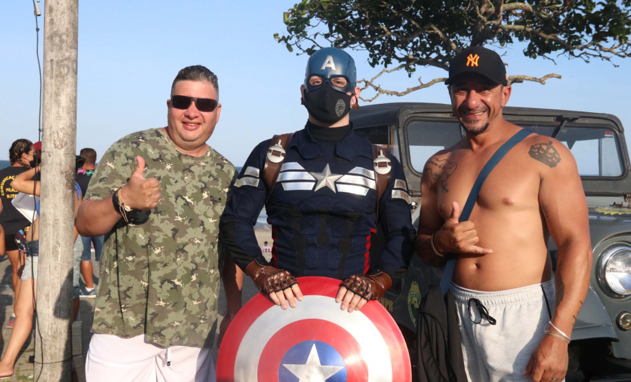 PM leva diversão às praias com exposição de viaturas e pintura de rosto para crianças durante o Carnaval