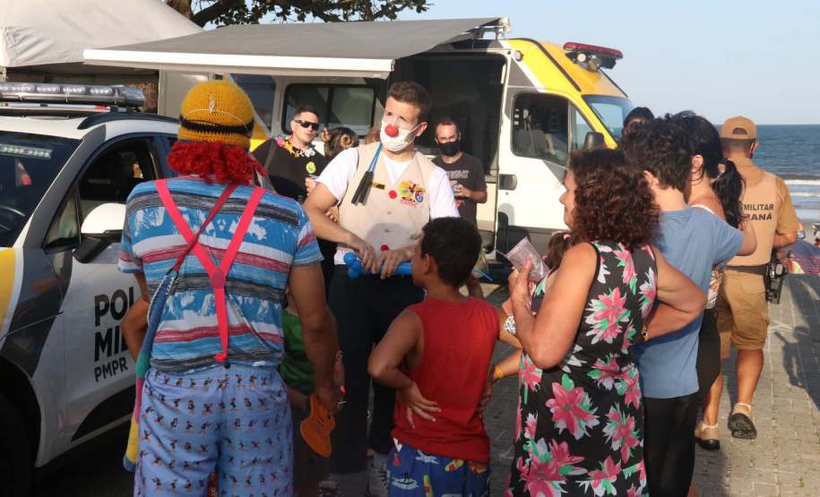 PM leva diversão às praias com exposição de viaturas e pintura de rosto para crianças durante o Carnaval