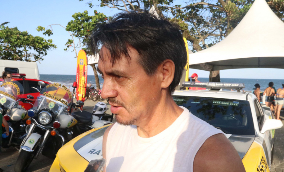 PM leva diversão às praias com exposição de viaturas e pintura de rosto para crianças durante o Carnaval