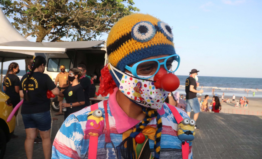 PM leva diversão às praias com exposição de viaturas e pintura de rosto para crianças durante o Carnaval