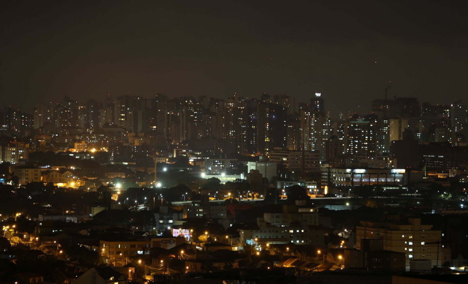 1,25 milhão de paranaenses alcançam meta de economia de energia e recebem bônus na conta de luz