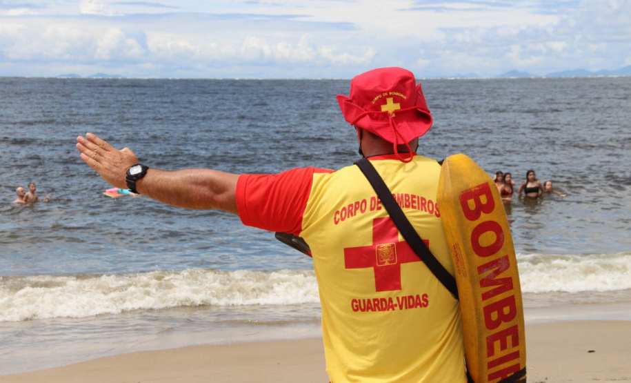 Corpo de Bombeiros reforça pedido: banho deve ocorrer em locais protegidos por guarda-vidas