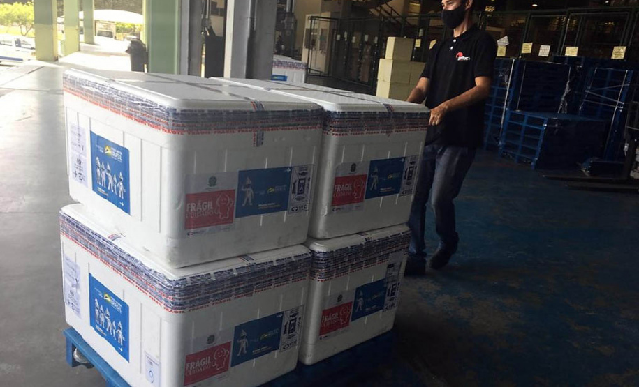 Mais 450 mil vacinas chegam ao Paraná e outras 354 mil ainda são aguardadas