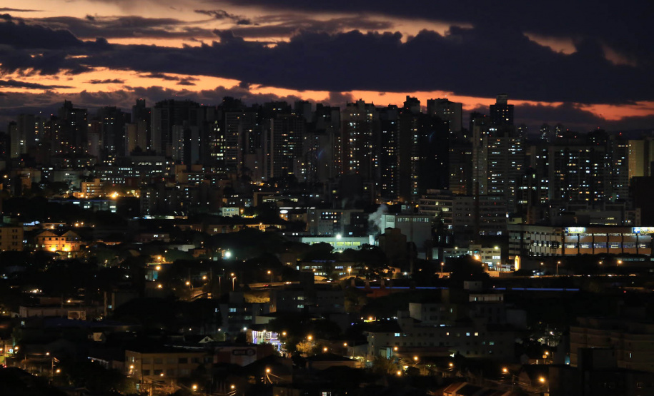 1,25 milhão de paranaenses alcançam meta de economia de energia e recebem bônus na conta de luz