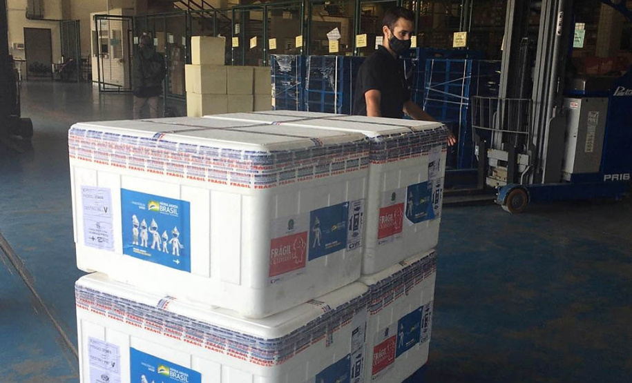 Mais 450 mil vacinas chegam ao Paraná e outras 354 mil ainda são aguardadas