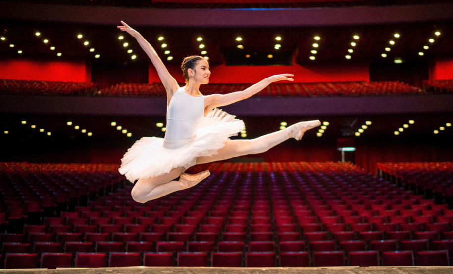 Aluna da Escola de Dança Teatro Guaíra vai representar Brasil em competição internacional
