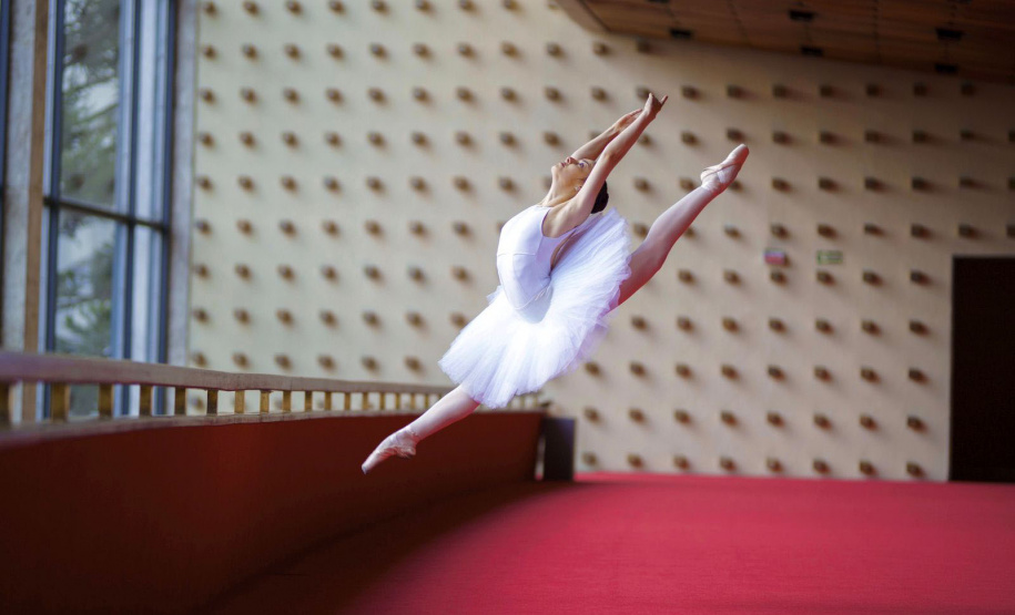 Aluna da Escola de Dança Teatro Guaíra vai representar Brasil em competição internacional