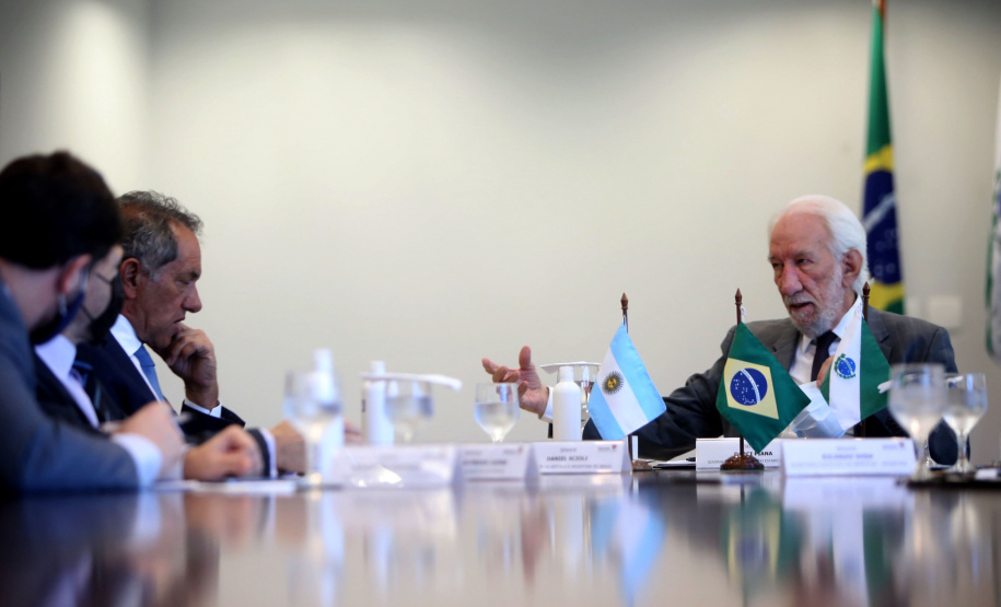 Governador em exercicio, Darci Piana, recebe o embaixador da Argentina no Brasil, Daniel Scioli e o governador da Província de Santiago del Estero, Geraldo Zamora - Curitiba, 21/02/2022