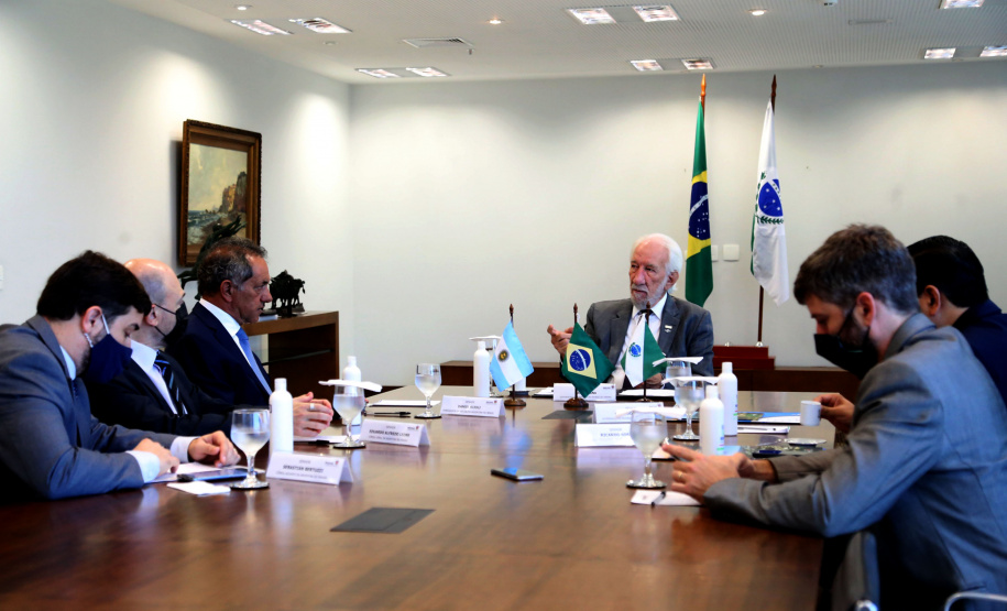 Governador em exercicio, Darci Piana, recebe o embaixador da Argentina no Brasil, Daniel Scioli e o governador da Província de Santiago del Estero, Geraldo Zamora - Curitiba, 21/02/2022