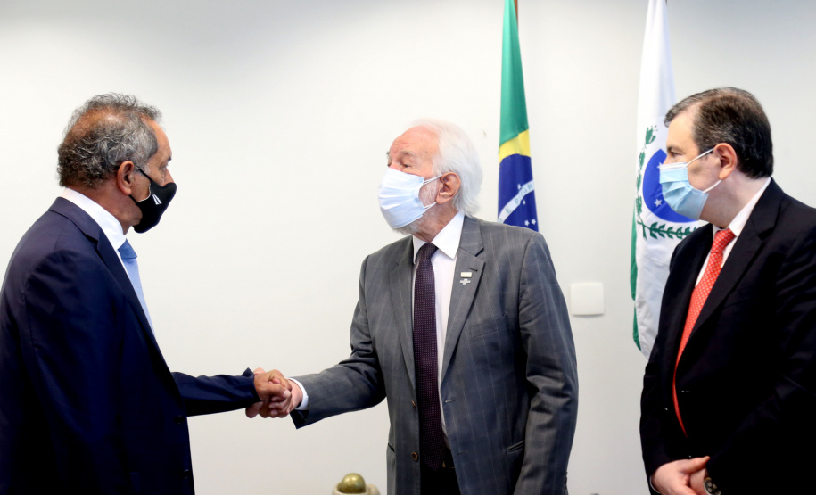 Governador em exercicio, Darci Piana, recebe o embaixador da Argentina no Brasil, Daniel Scioli e o governador da Província de Santiago del Estero, Geraldo Zamora - Curitiba, 21/02/2022
