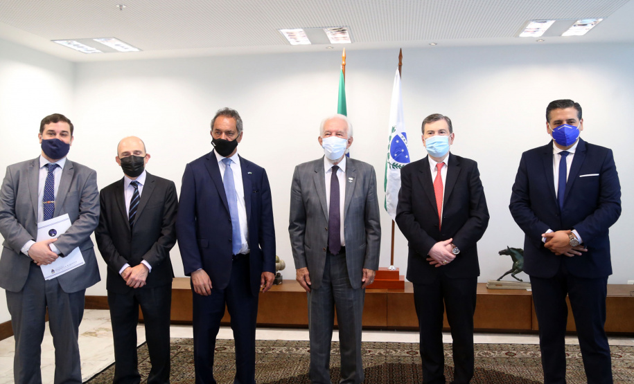 Governador em exercicio, Darci Piana, recebe o embaixador da Argentina no Brasil, Daniel Scioli e o governador da Província de Santiago del Estero, Geraldo Zamora - Curitiba, 21/02/2022