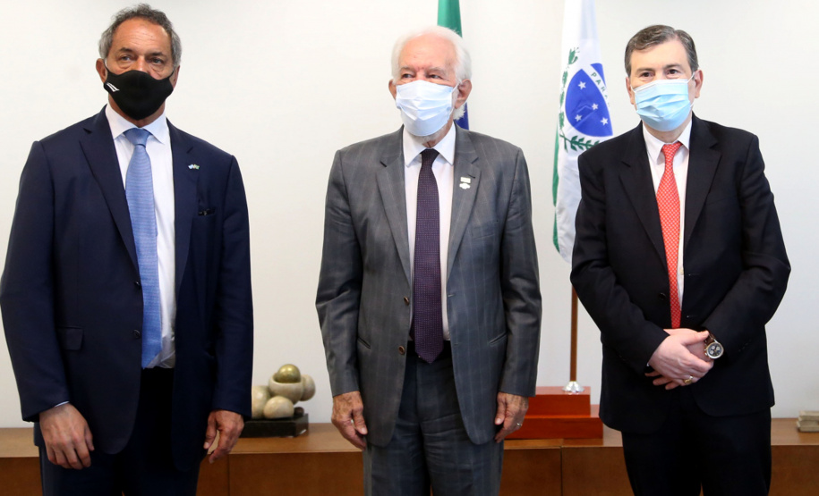 Governador em exercicio, Darci Piana, recebe o embaixador da Argentina no Brasil, Daniel Scioli e o governador da Província de Santiago del Estero, Geraldo Zamora - Curitiba, 21/02/2022