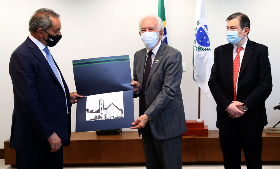 Governador em exercicio, Darci Piana, recebe o embaixador da Argentina no Brasil, Daniel Scioli e o governador da Província de Santiago del Estero, Geraldo Zamora - Curitiba, 21/02/2022