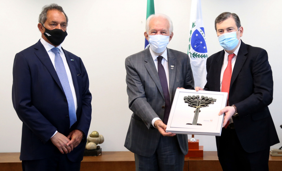 Governador em exercicio, Darci Piana, recebe o embaixador da Argentina no Brasil, Daniel Scioli e o governador da Província de Santiago del Estero, Geraldo Zamora - Curitiba, 21/02/2022