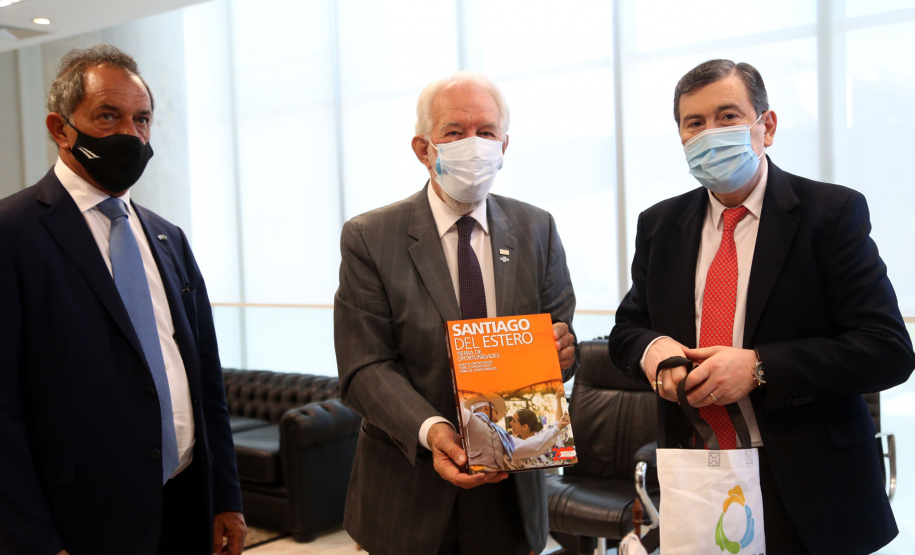 Governador em exercicio, Darci Piana, recebe o embaixador da Argentina no Brasil, Daniel Scioli e o governador da Província de Santiago del Estero, Geraldo Zamora - Curitiba, 21/02/2022