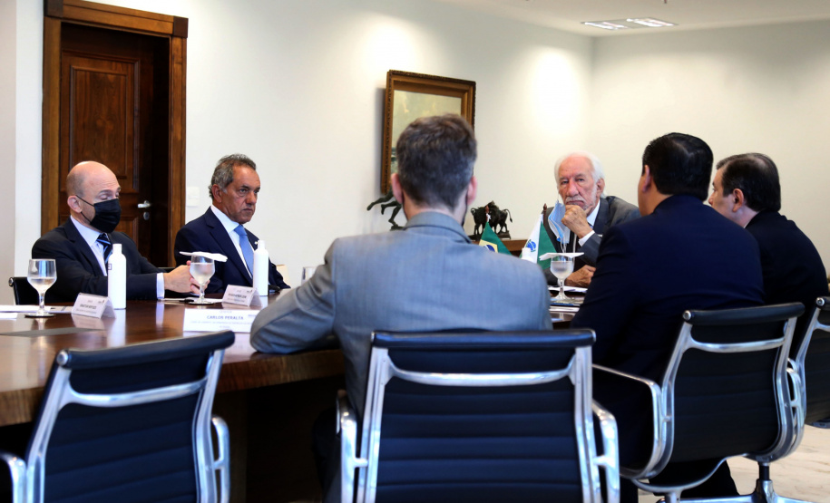 Governador em exercicio, Darci Piana, recebe o embaixador da Argentina no Brasil, Daniel Scioli e o governador da Província de Santiago del Estero, Geraldo Zamora - Curitiba, 21/02/2022