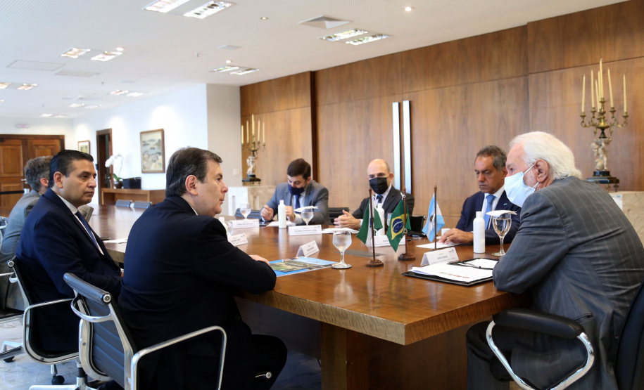 Governador em exercicio, Darci Piana, recebe o embaixador da Argentina no Brasil, Daniel Scioli e o governador da Província de Santiago del Estero, Geraldo Zamora - Curitiba, 21/02/2022