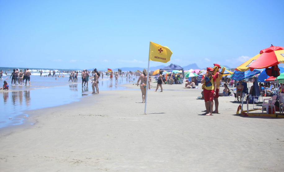 Corpo de Bombeiros reforça pedido: banho deve ocorrer em locais protegidos por guarda-vidas